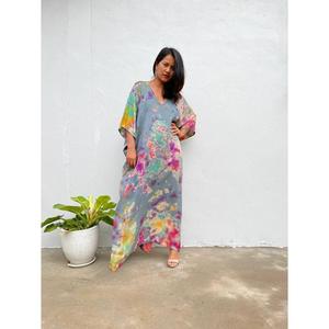 Robe longue kaftan tie-dye pour femme, col en V, coupe ample, lavable, pour l'été, la plage et les vacances - Product Image 1