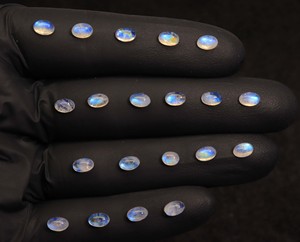 Pierre de lune arc-en-ciel authentique, cabochon ovale 7x5mm, non traitée, avec éclat bleu, à prix de gros - Product Image 5