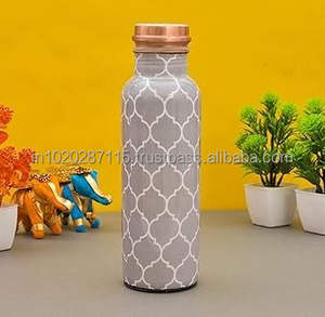 Bouteille d'eau en cuivre supportant Detox avec extérieur en émail floral coloré et bouchon solide pour le stockage quotidien de l'eau ayurvédique - Product Image 4