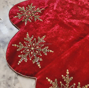Falda para árbol de Navidad de terciopelo rojo de 48 pulgadas con copos de nieve bordados en plateado, ribete festoneado y diseño floral, de lujo para árbol de fiesta navideña - Product Image 2