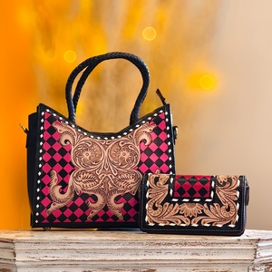 Bolso de mano de cuero genuino 100% con diseño a cuadros en rosa y negro, con motivos florales tallados, para mujer, accesorios de viaje. - Product Image 3