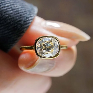 Bague de fiançailles solitaire en diamant de laboratoire 2,01 carats taille coussin, sertie clos, en or massif 14 carats, cadeau de mariage luxueux et raffiné pour les amoureux - Product Image 5