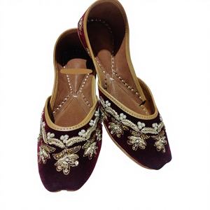 Chaussures Imperméables Brodées Parfaites pour Femmes, à Porter Uniquement pour les Fêtes, Chaussures Traditionnelles Rajasthani Fabriquées dans l'État d'Uttar Pradesh - Product Image 1