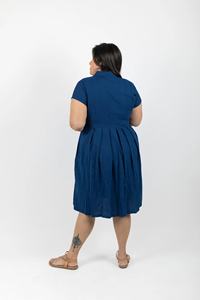 Robe en tricot unie d'automne avec col orné, manches longues, détail froncé et boutons, longueur midi imprimée - Product Image 5