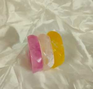 กำไลเรซิ่นทำมือรักษ์โลก ลายวงกลม สีชมพู ขาว เหลือง สีสันสดใส เครื่องประดับแฟชั่นสำหรับผู้หญิง ใช้ในงานคริสต์มาส ขายปลีก - Product Image 3