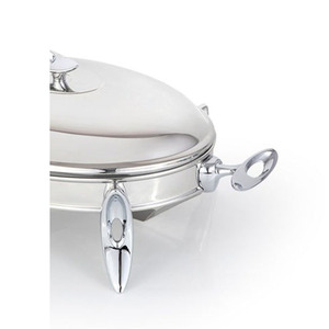Plat à chafing ovale en métal argenté avec poignées découpées uniques, pieds courbés et couvercle assorti pour la restauration professionnelle et les mariages - Product Image 3