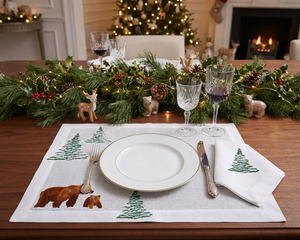 Ensemble de nappes et de serviettes de table en lin de luxe personnalisables, lavables en machine, avec motif d'arbre de Noël et d'ours brodés, pour la maison, le restaurant, les fêtes - Product Image 1