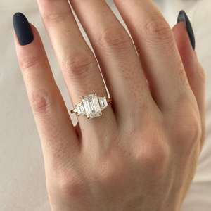 แหวนสามเม็ดทรงเอเมอรัลด์ 3 กะรัต E VVS2 ทอง 14k รับรองโดย IGI - Product Image 6