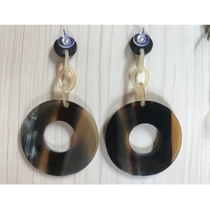 Pendientes de Cuerno Hechos a Mano con Diseño Cristiano Clásico, Plateados en Plata Antigua, Ecológicos, para Entusiastas del Moda Artesanal - Product Image 5