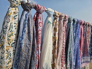 ผ้าซิ่นพิมพ์ลายบล็อกทำมือจากผ้าฝ้ายขายส่ง ผ้าพันคอชายหาดสไตล์อินเดีย ผ้าคลุมไหล่สไตล์โบโฮสำหรับผู้หญิง ขายส่งจำนวนมาก - Product Image 4