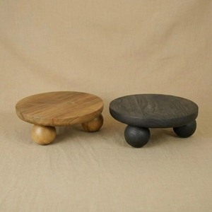 Plateau en bois de style abstrait avec pied, emballage individuel, design minimaliste rond, plateau artisanal - Product Image 3