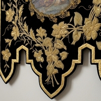 Drapeau liturgique chrétien en velours noir, brodé à la main avec croix dorée, couronne et motifs floraux