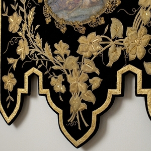 Drapeau liturgique chrétien personnalisé en velours noir, brodé à la main avec croix dorée, couronne et motifs floraux - Product Image 5
