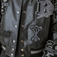 Chaqueta universitaria personalizada de invierno para hombre con cuello alto, logo frontal, parche de chenilla de lana y cuero, diseño personalizado de alta calidad