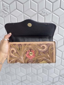 Cartera de Cuero Genuino con Diseño Personalizado y Grabado a Mano, Elegante y Versátil, Estilo Western, en Oferta - Product Image 4