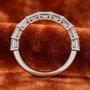 Bague de mariage empilable de luxe pour femme Maed Jewe LR 18 NYE en argent plaqué avec moissanite taille émeraude, idéale pour les fiançailles et les anniversaires - Product Image 2