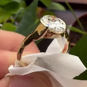 แหวนหมั้นมอสซาไนต์ทรงเจ้าหญิง ดีไซน์คล้ายเพชร เงินแท้ 925 ชุบทองคำเหลือง แบบวินเทจ ประดับเพชรแบบหนามเตย แหวนหรูหรา - Product Image 1