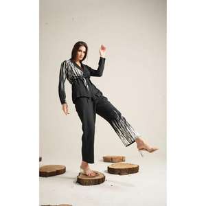 Ensemble coordonné noir pour femme, style indo-occidental, haut imprimé à nouer avec pantalon droit, tenue de soirée formelle de créateur - Product Image 3