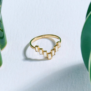 Anillo de Oro Amarillo de 14K con Diamantes Cultivados en Laboratorio con Corte Baguette y Banda en Zigzag - Product Image 2