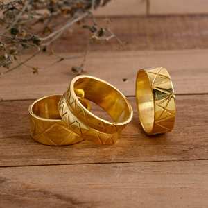 Bague unisexe épaisse en laiton plaqué or 14 carats, gravée géométriquement, faite à la main, pour cadeau d'anniversaire, vente en gros - Product Image 1