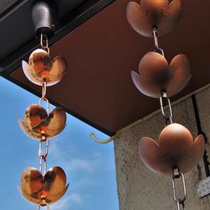 Chaîne de pluie en cuivre très demandée, la lumière du soleil capte la surface de la chaîne, la faisant scintiller brillamment après la pluie. - Product Image 6