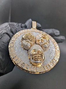 Colgante de esqueleto 'La Tierra: El Blando Heredará' con microincrustaciones de cristal y diamantes de imitación, chapado en oro de 18K, dije temático estilo Hiphop para hombre - Product Image 5