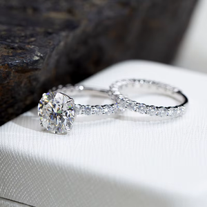Bague de fiançailles pour femme en or blanc avec diamant rond taille brillant certifié GIA, design halo classique - Product Image 4