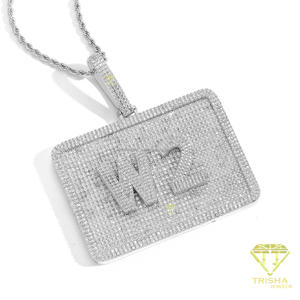 Collar con Nombre Rectangular de Diamantes Cultivados en Laboratorio de Lujo, con Tipografía Central Audaz y Diseño de Colgante con Piedras Brillantes, en Plata - Product Image 6