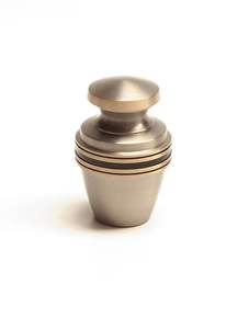 Urna Conmemorativa de Latón en Miniatura con Elegantes Curvas Diseñada para Familias que Desean Preservar las Cenizas de Forma Respetuosa para Siempre - Product Image 5