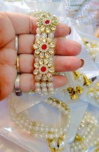 Exquisita Pulsera Floral Tradicional Rajasthani con Kundan y Perlas para Mujer, Joyería Étnica Elegante Hecha a Mano y Chapada en Oro - Product Image 2