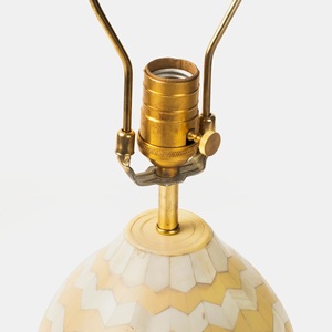 Luminaire en mosaïque d'os pour espaces de vie contemporains, lampe de table avec base à motif chevron et abat-jour rayé - Product Image 2