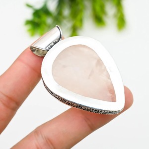 Pendentif bohème en argent sterling avec quartz rose serti à la main, forme poire - Product Image 3