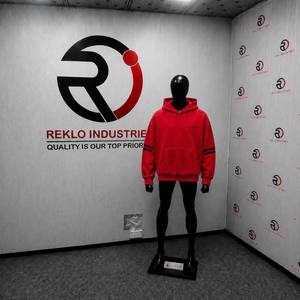 Sweat à capuche oversize rouge pour homme avec poche avant et rayures sur les manches, motifs graphiques variés, style décontracté pour l'automne - Product Image 3