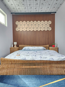 Panneaux acoustiques en placage de bois de chêne naturel et MDF au design moderne, panneaux de plafond personnalisés pour hôtel et villa avec une réduction sonore élevée - Product Image 1