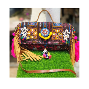 Pochette Boho en soie brodée avec diamant perlé et strass sac à main de soirée peint à la main pour les occasions formelles - Product Image 1