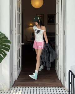 กางเกงขาสั้นกีฬาผู้หญิงแบบใหม่ขายส่ง สำหรับฤดูร้อน สวมใส่สบาย ทรงหลวม เอวยางยืดปานกลาง ผลิตจากโพลีเอสเตอร์/ผ้าฝ้าย เป็นมิตรกับสิ่งแวดล้อม เหมาะสำหรับออกกำลังกาย รุ่นมินิ ฮอต วีพี - Product Image 3