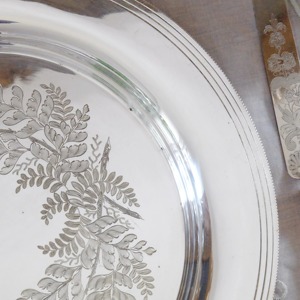 Assiette de présentation ronde en argent à motif floral élégant, idéale pour sublimer la présentation de table lors de mariages et d'événements spéciaux - Product Image 2