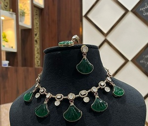 Magnifique ensemble collier et boucles d'oreilles en laiton plaqué or avec pierres Kundan, tendance pour mariage indien, fiançailles, anniversaire - Product Image 1