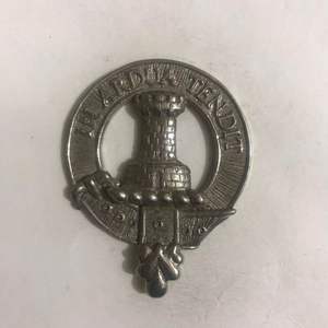 Ceci est un badge de casquette en étain avec le blason du clan écossais Malcolm/MacCallum. C'est une représentation authentique des armes du chef du clan. - Product Image 1