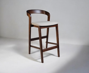 Tabourets de bar gris foncé rembourrés avec dossier, structure en bois massif et bandes tissées en similicuir pour une utilisation en cuisine à la maison ou à l'hôtel - Product Image 1