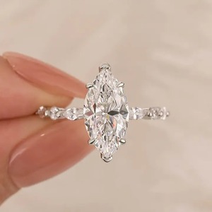 Élégante bague de fiançailles en moissanite 925, taille marquise, en argent sterling plaqué or blanc. - Product Image 3