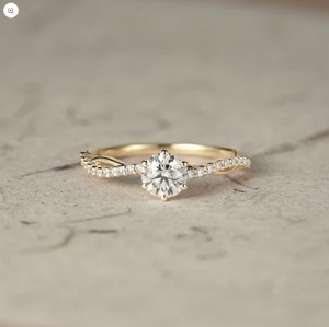 Anillo Solitario de Moissanita en Plata de Ley 925 con Baño de Oro Amarillo, Anillo Clásico de Compromiso, Boda y Aniversario para Ella - Product Image 1