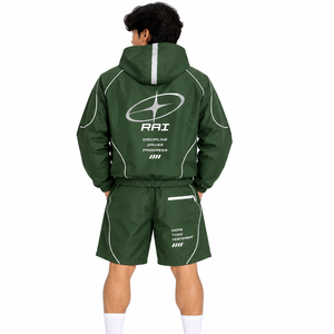 Conjunto Deportivo de Chaqueta y Pantalones Cortos con Capucha Verde de Moda, Chaqueta Ligera de Nailon con Detalles Reflectantes Personalizados y Pantalones Cortos Deportivos para Verano - Product Image 4