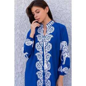 ชุดเดรสชายหาดผ้าฝ้ายปักลายแบบเป็นมิตรต่อสิ่งแวดล้อม ทรงคาฟตันยาว สีสันเขตร้อน ผ้าฝ้าย 100% ให้ความรู้สึกหรูหราพลิ้วไหวอย่างง่ายดาย - Product Image 1