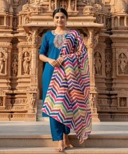 Ensemble haut, bas et dupatta en coton slub fantaisie brodé, pour tenue de fête, séchage rapide, en stock, multicolore, prix de gros, ethnique - Product Image 1