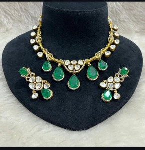 Conjunto de Collar y Pendientes para Mujer Chapados en Oro con Cristales Verdes en Forma de Pera, Diseño Floral Clásico, Joyería para Boda - Product Image 1