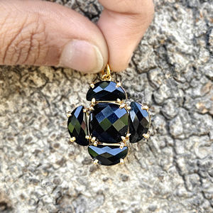 Nuevo componente de joyería: colgante con diseño de racimo de flores de ónix negro, corte cojín, chapado en oro de 18k, engastado con puntas. - Product Image 5