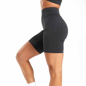 Shorts de Yoga de Cintura Alta Color Verde Oliva, 100% Algodón, Estilo Urbano, con la Frase 'Never Hide Your Wings' en la Pierna Derecha - Product Image 6