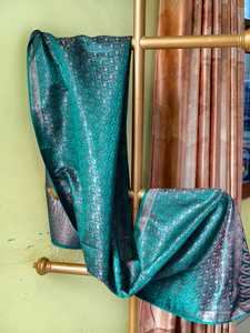 Pañuelo de Seda Banarasi Tradicional de la India en Verde Mar con Detalles Intrincados de Zari - Product Image 2