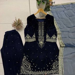 Traje de terciopelo de alta calidad para todas las estaciones con bordado de lentejuelas, pantalón palazzo y dupatta de organza. - Product Image 5